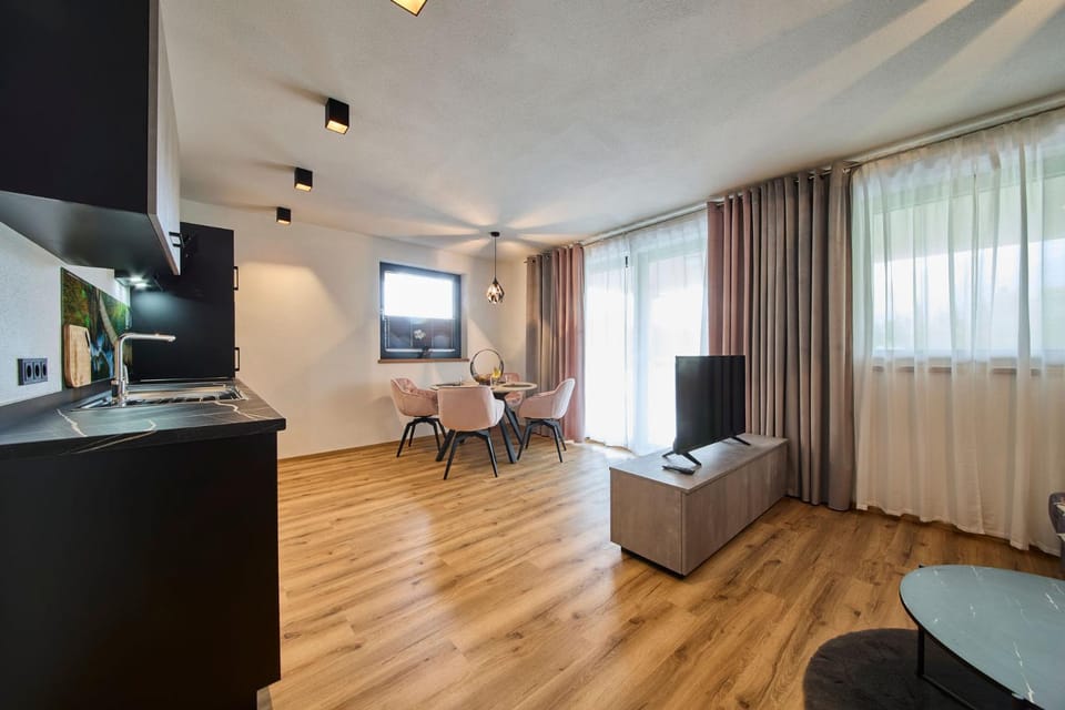 TV and multimedia, Living room, Seating area, Dining area