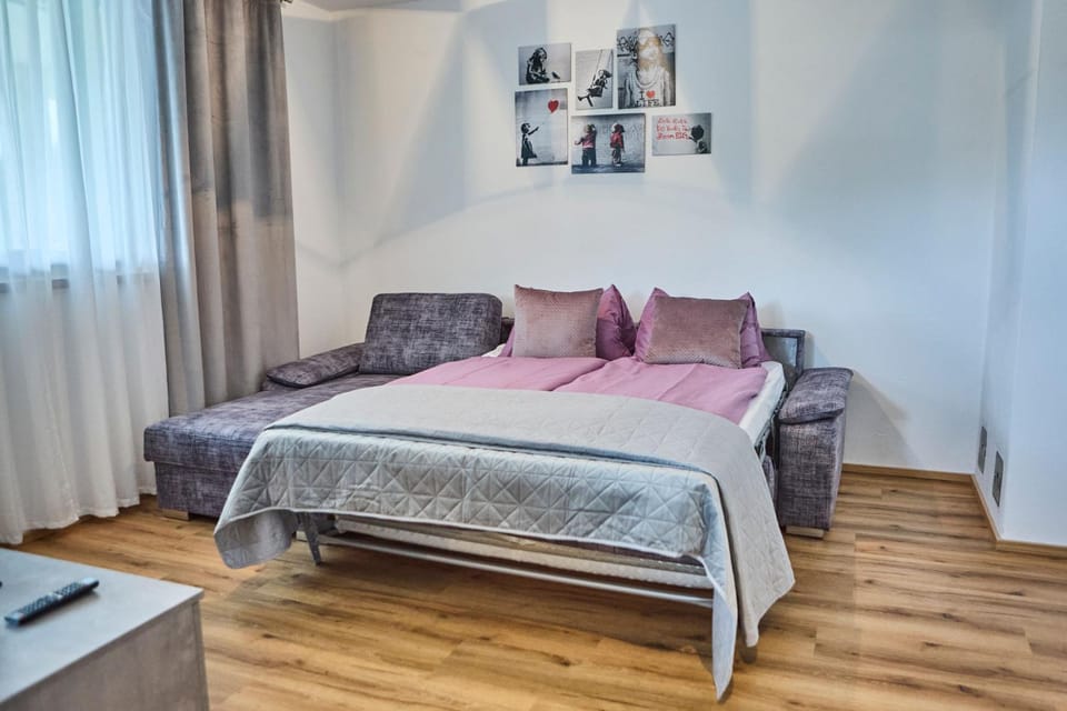 Bed, Living room, Photo of the whole room, Seating area