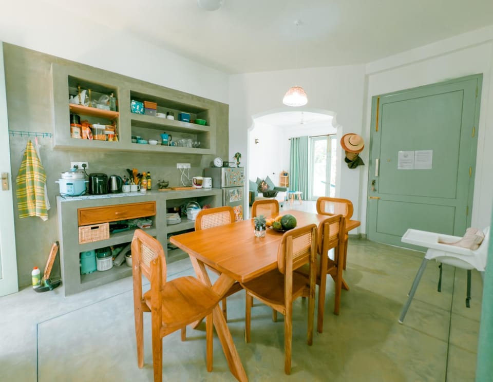 Kitchen or kitchenette, Dining area