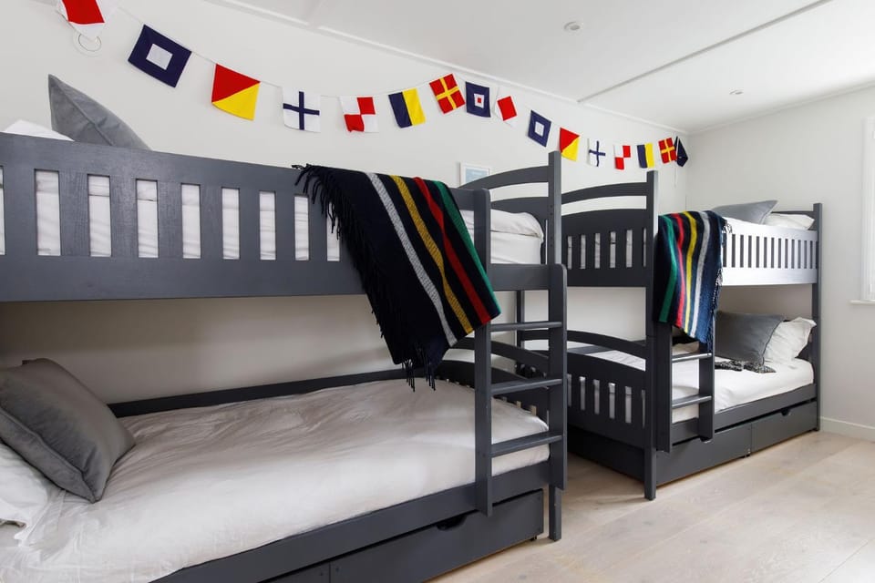 Bedroom, bunk bed