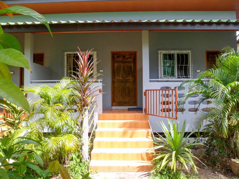 Bonus Bungalow Bed and Breakfast in Chalong
