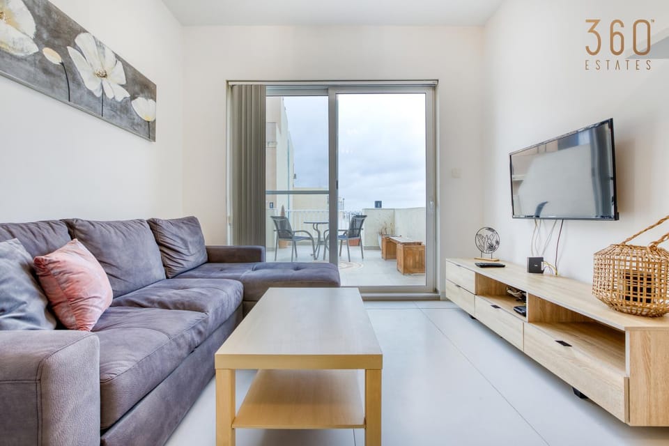 Communal lounge/ TV room, TV and multimedia, Living room, Seating area, Evening entertainment