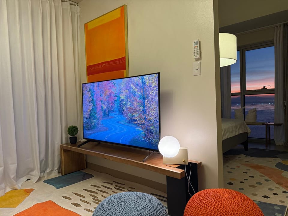 Bed, TV and multimedia, Photo of the whole room, Bedroom