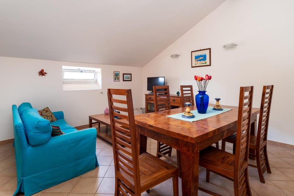 TV and multimedia, Living room, Seating area, Dining area