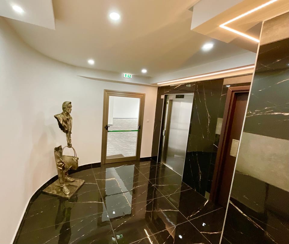 Facade/entrance, elevator