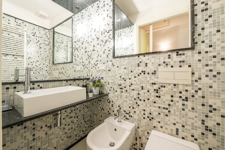 Shower, Toilet, Bathroom, Bath, bidet, towels