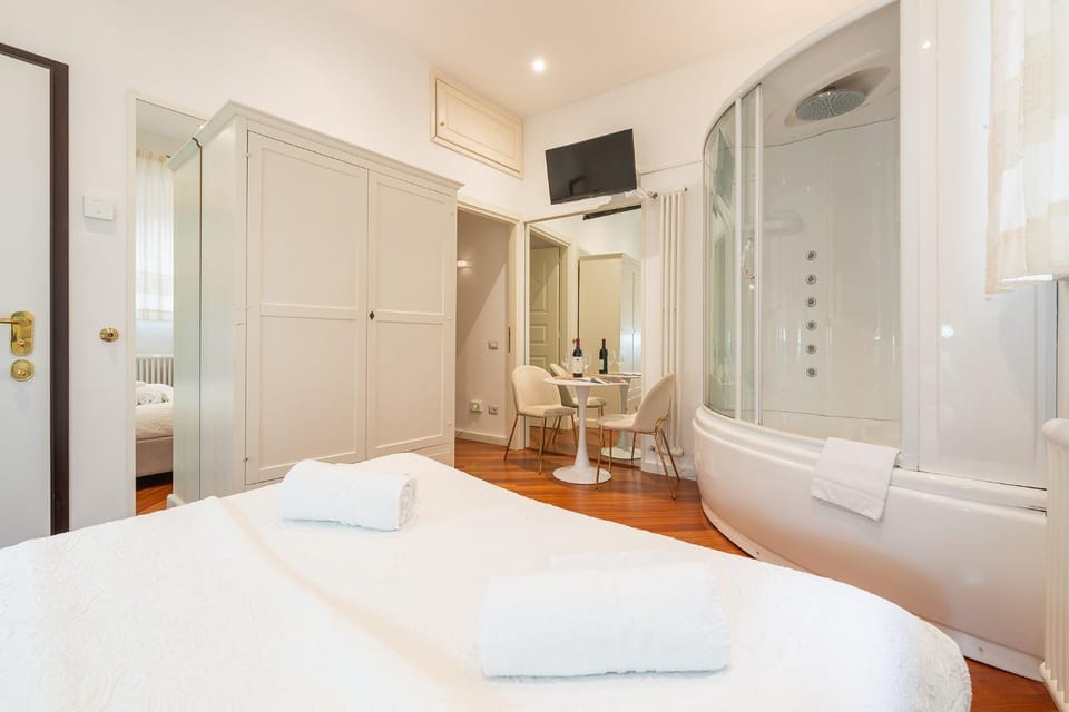 Bed, TV and multimedia, Living room, Photo of the whole room, Seating area, towels, wardrobe