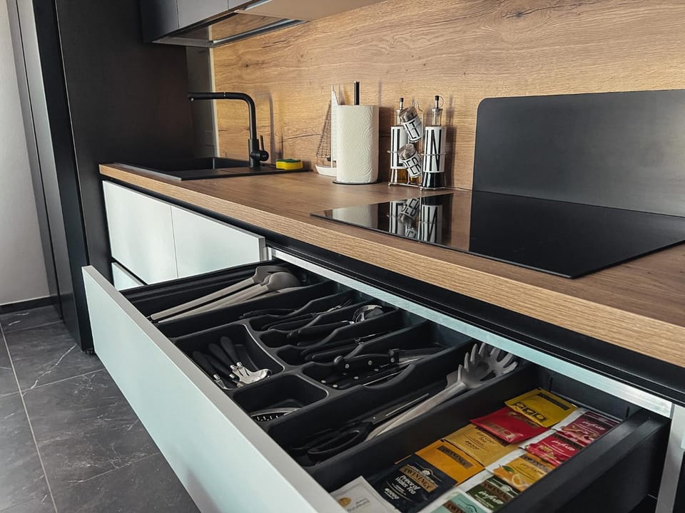 Coffee/tea facilities, Kitchen or kitchenette, stove