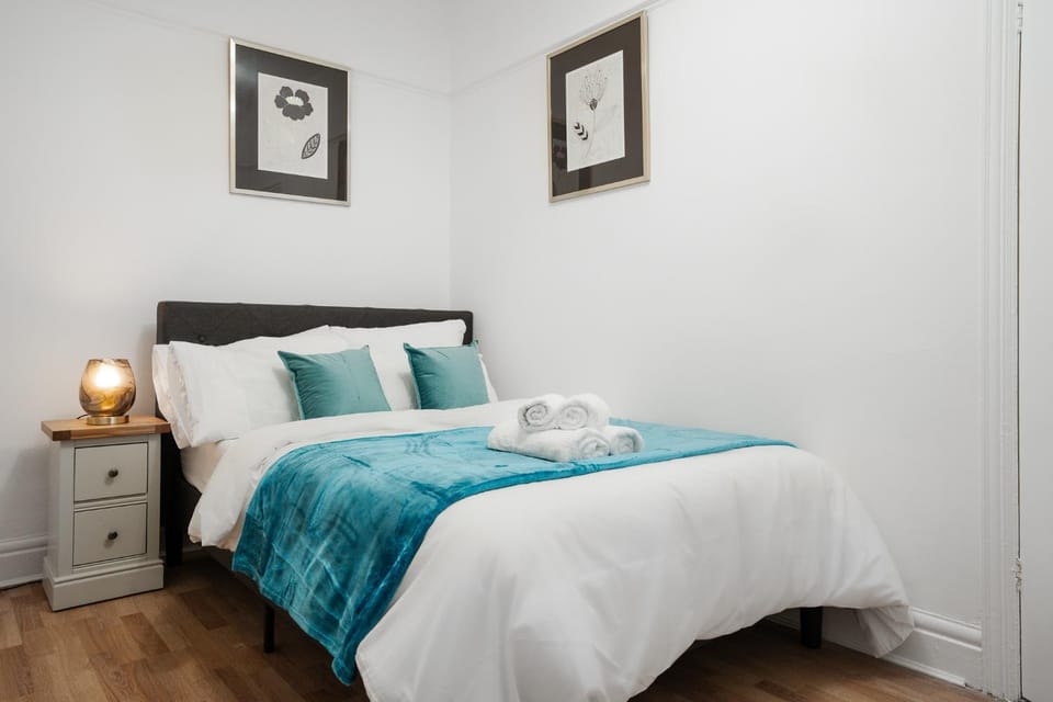 Bed, Photo of the whole room, Bedroom, towels