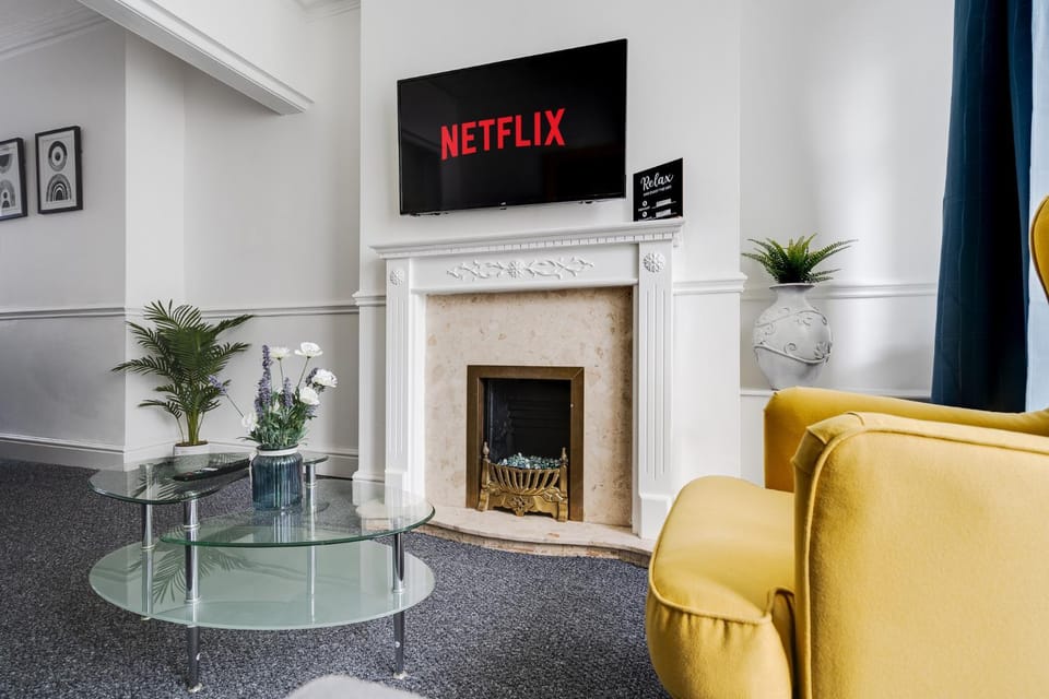 Communal lounge/ TV room, TV and multimedia, Living room, Seating area