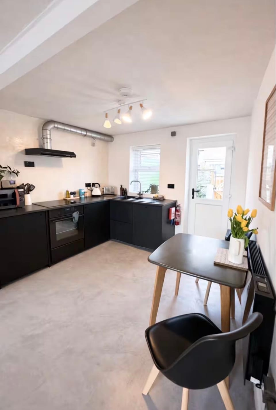 Palms 1 Log Burner Private Courtyard Parking Central Newquay Apartment in Newquay