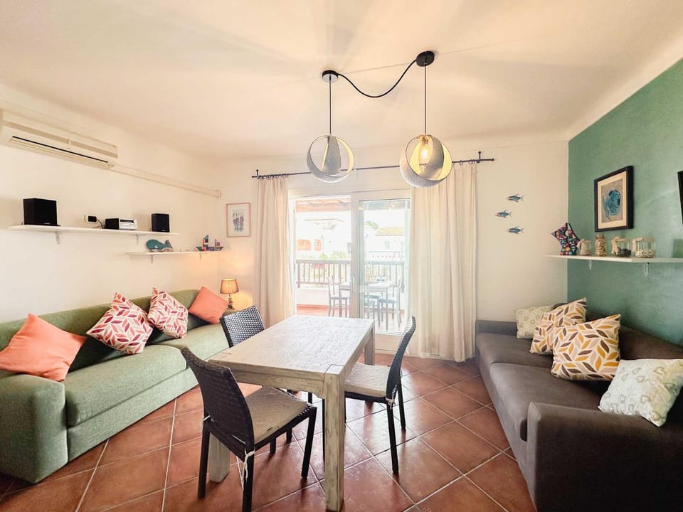 TV and multimedia, Living room, Seating area, Dining area, air conditioner