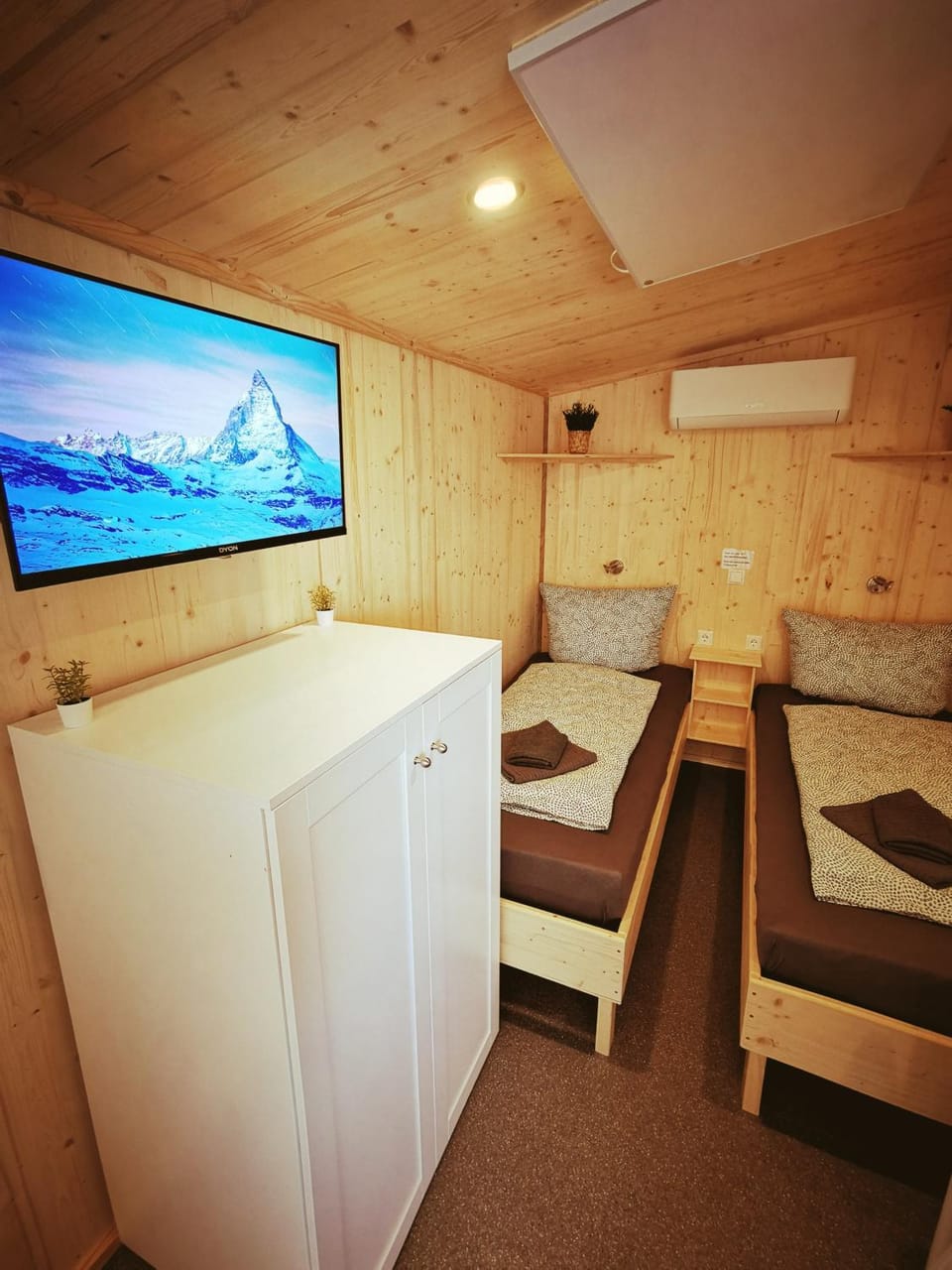 Bed, TV and multimedia, Living room, Photo of the whole room, Seating area, Evening entertainment, Bedroom