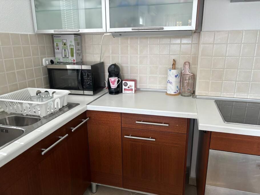 Coffee/tea facilities, Kitchen or kitchenette, minibar, stove