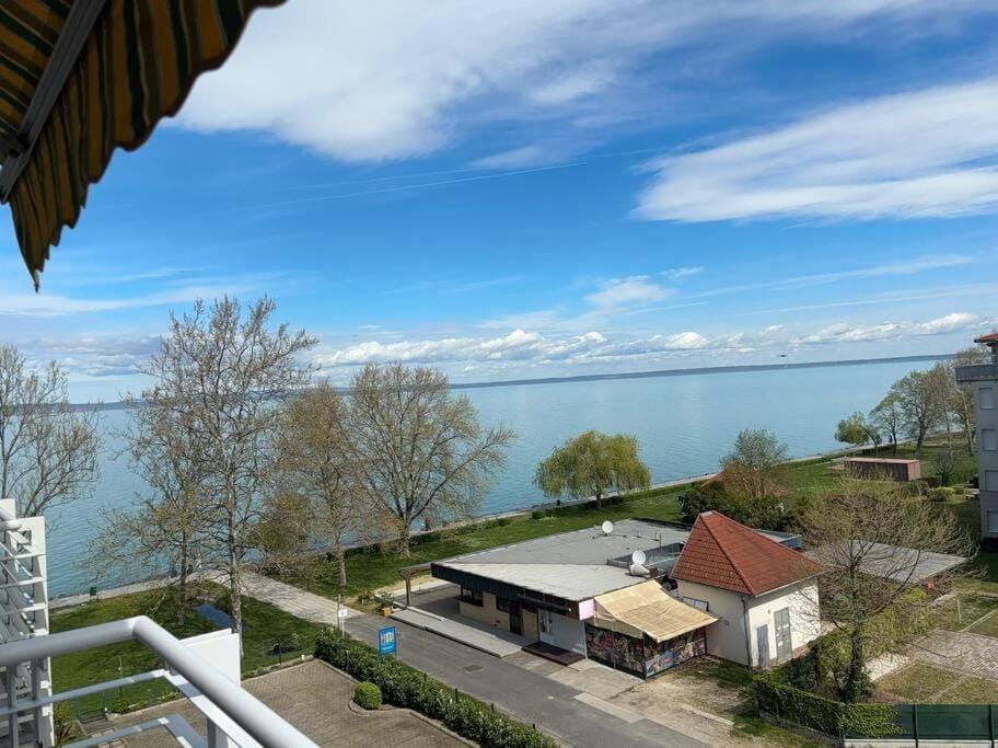 Balcony/Terrace, Lake view