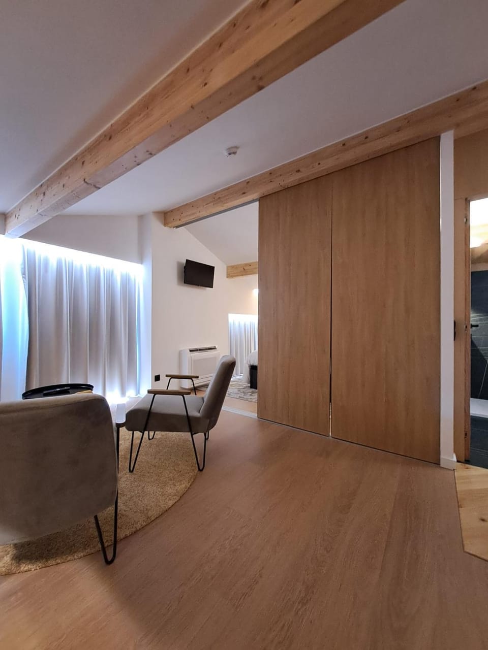 TV and multimedia, Seating area, air conditioner