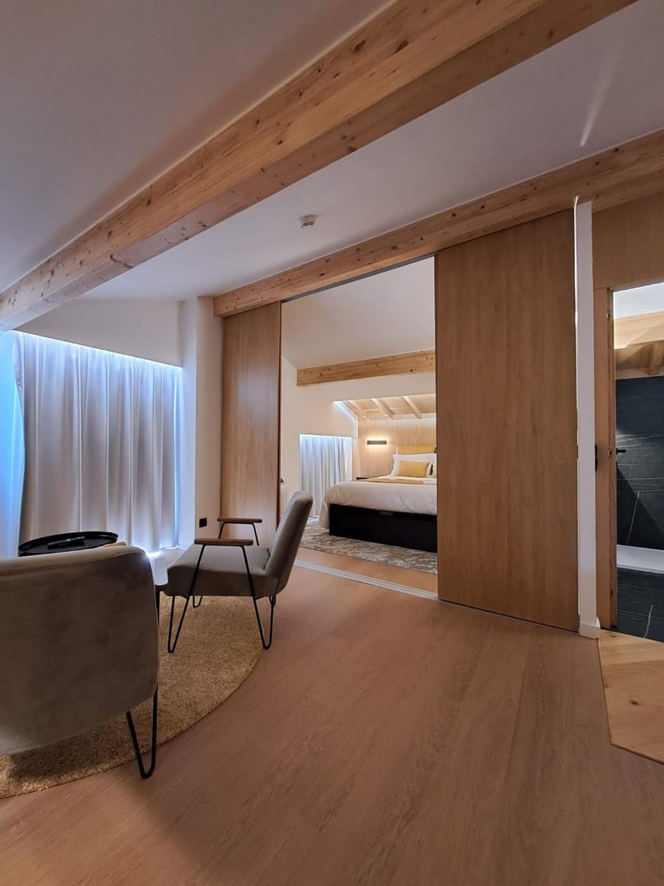 Bed, Seating area, Bedroom
