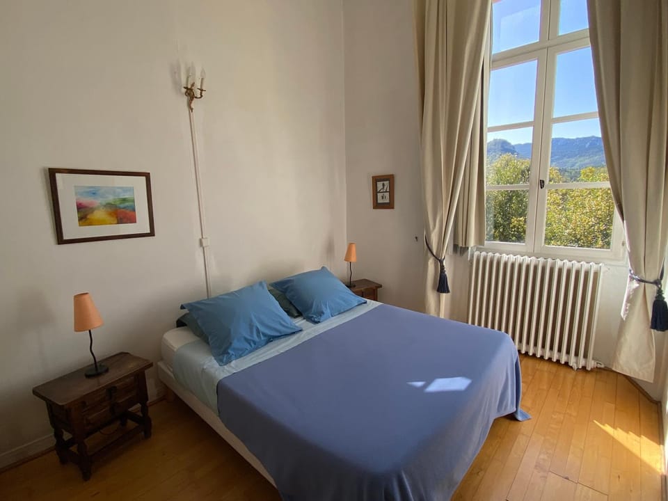 Bed, Natural landscape, Photo of the whole room, Bedroom