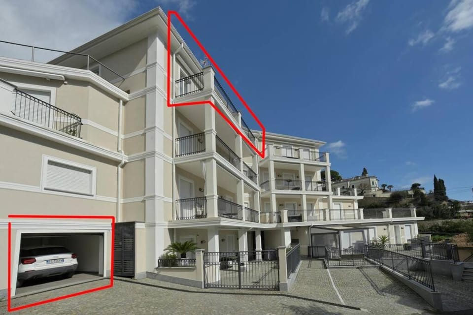 luxury apartament con garage vista mare alassio per 6 persone Apartment in Liguria