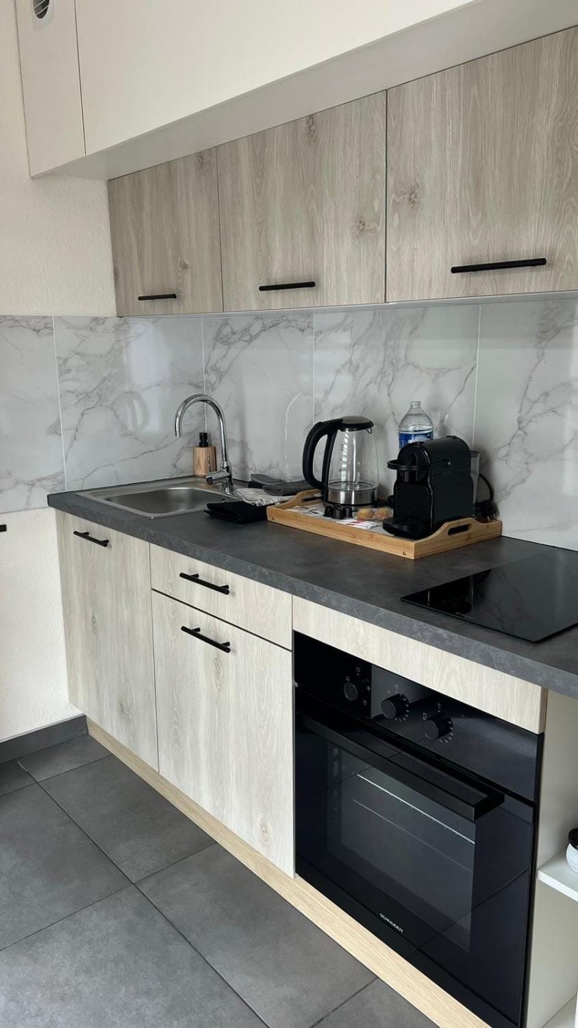 Kitchen or kitchenette, Food and drinks, Food, oven, stove