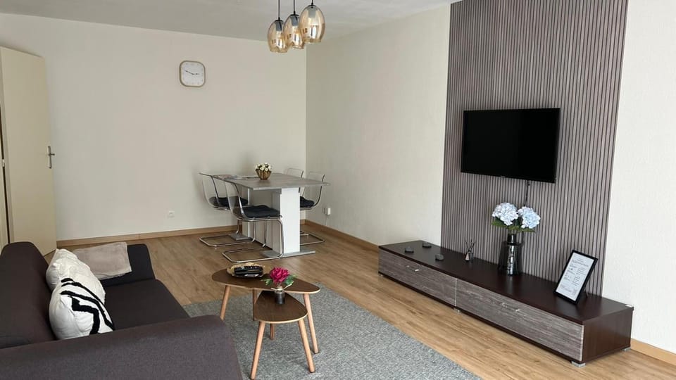 Communal lounge/ TV room, TV and multimedia, Living room, Seating area