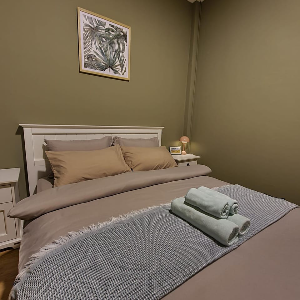 Bed, Bedroom, towels