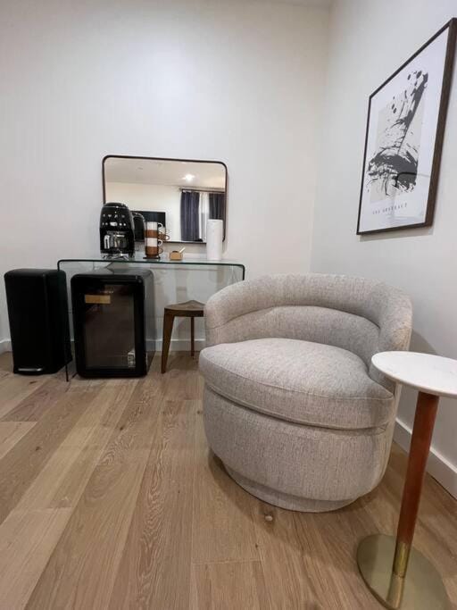 Stylish DTWN Hotel, Steps to Restaurants, King Bed, Room # 205 Apartment in Bangor