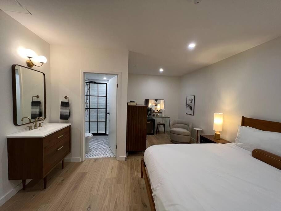 Stylish DTWN Hotel, Steps to Restaurants, King Bed, Room # 205 Apartment in Bangor