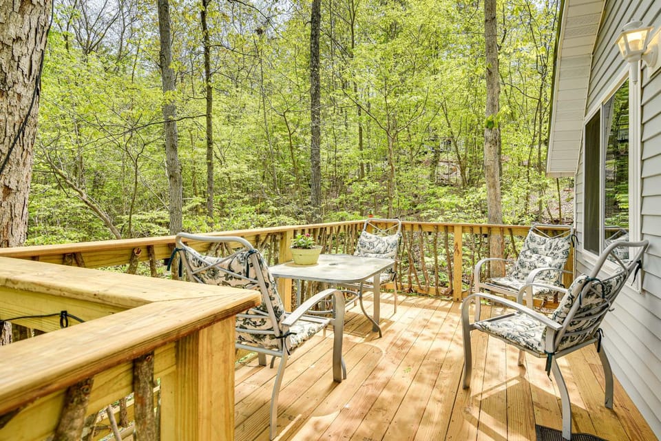 Mtn-View Cabin w/ Deck & Fire Pit in Des Arc! Cabin in Ozark Mountains