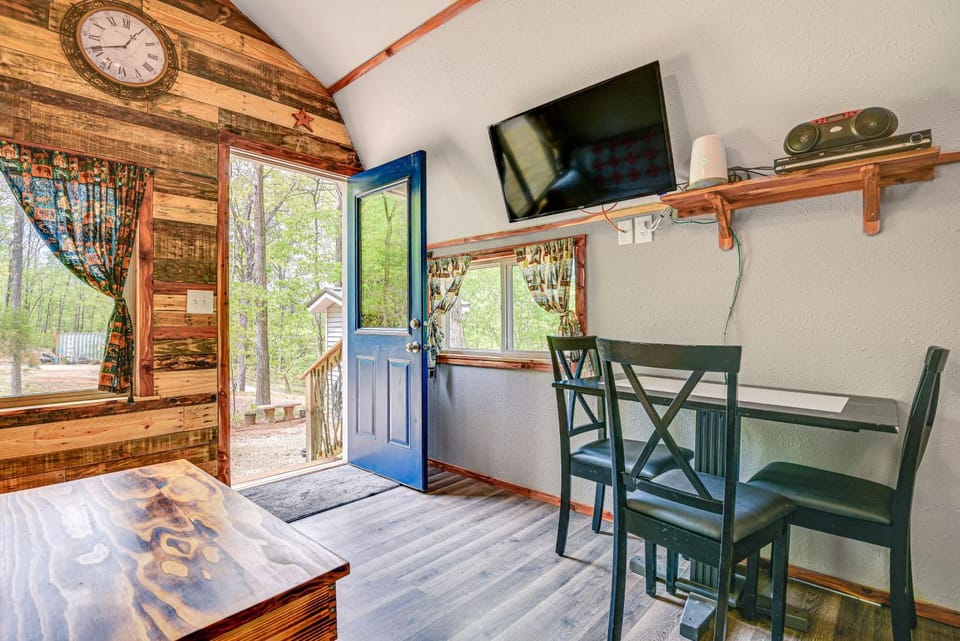 Mtn-View Cabin w/ Deck & Fire Pit in Des Arc! Cabin in Ozark Mountains