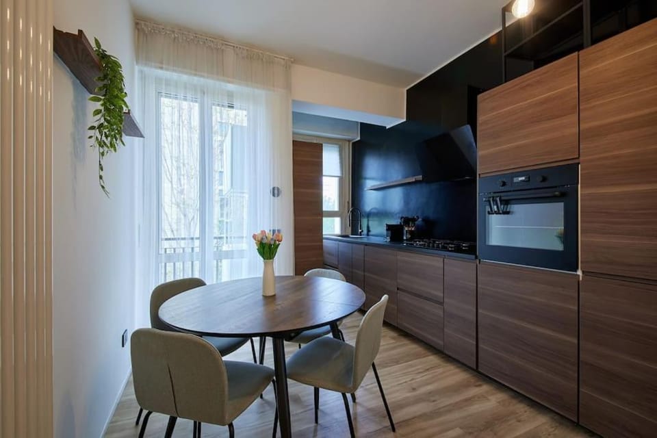 Kitchen or kitchenette, Dining area, oven
