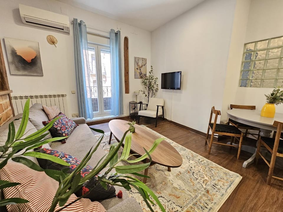 Property building, TV and multimedia, Living room, Seating area, Dining area