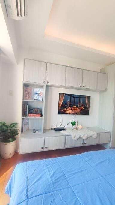 Photo of the whole room, Bedroom, air conditioner