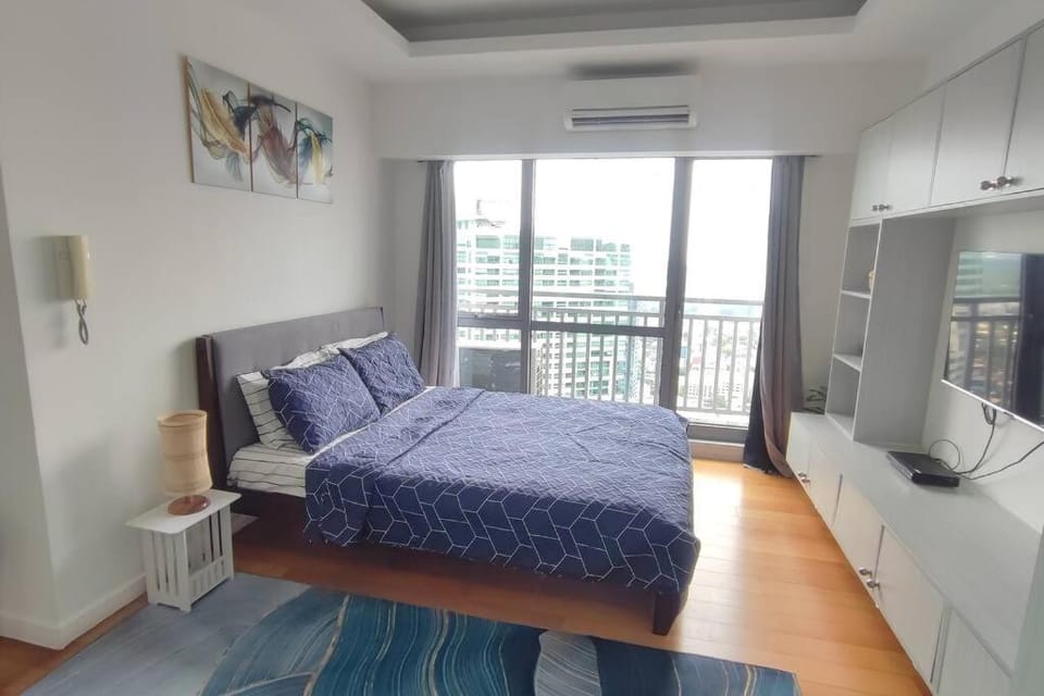 Bed, TV and multimedia, View (from property/room), Balcony/Terrace, Photo of the whole room, Bedroom