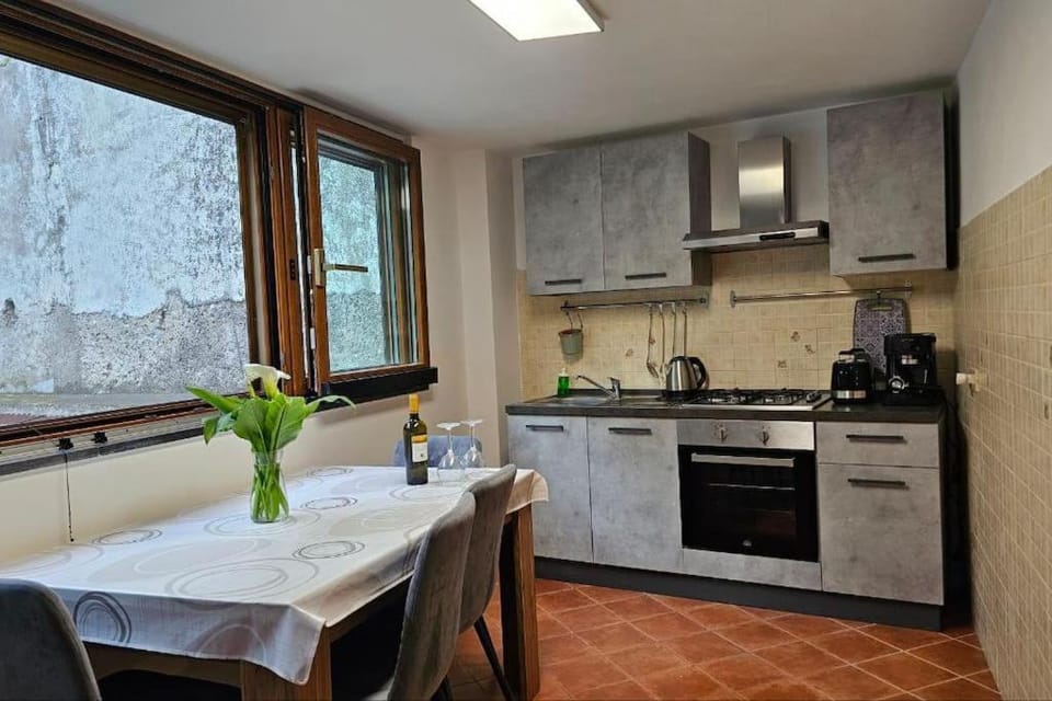 Kitchen or kitchenette, Dining area, pet friendly, stove, toaster