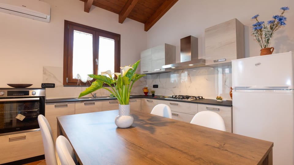 Kitchen or kitchenette, Other, Dining area
