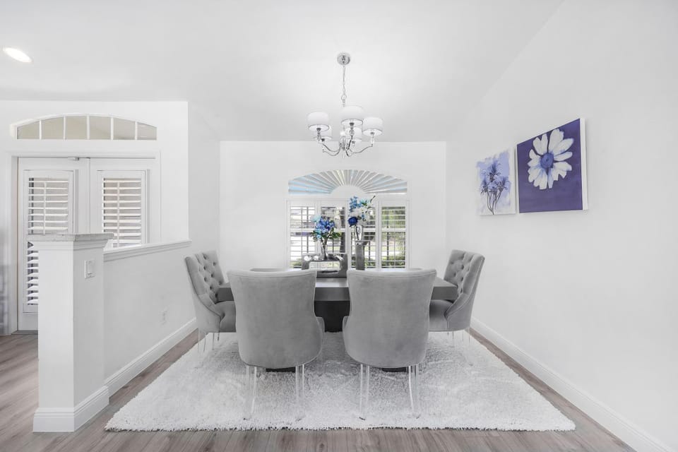 Seaside home with pool and steps to beach/restaurants House in Marco Island