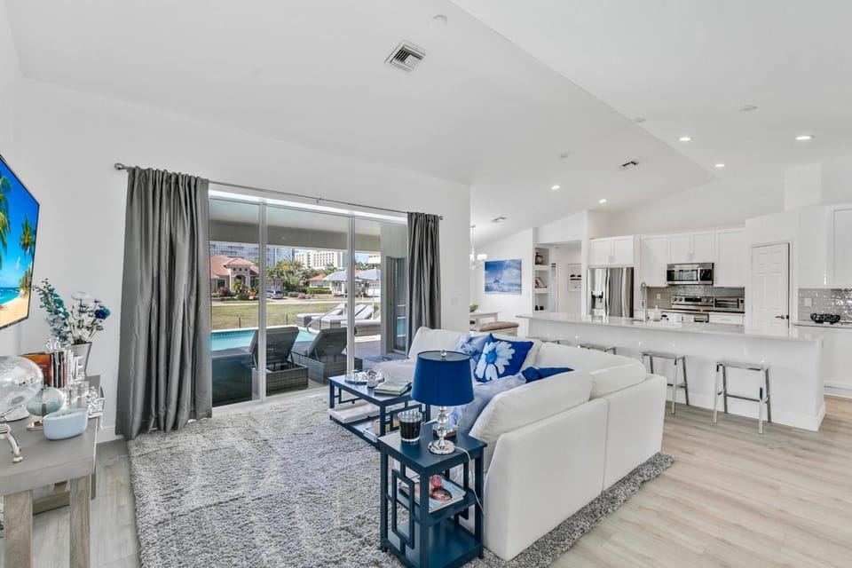 Seaside home with pool and steps to beach/restaurants House in Marco Island