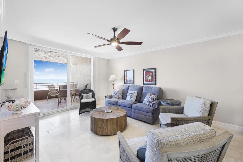 Beachfront condo with views, pools and pickleball House in Marco Island