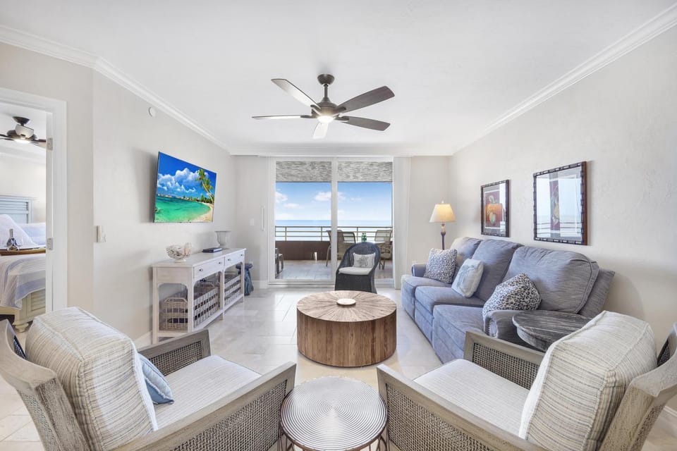 Beachfront condo with views, pools and pickleball House in Marco Island