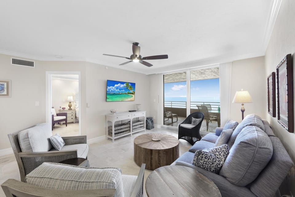 Beachfront condo with views, pools and pickleball House in Marco Island