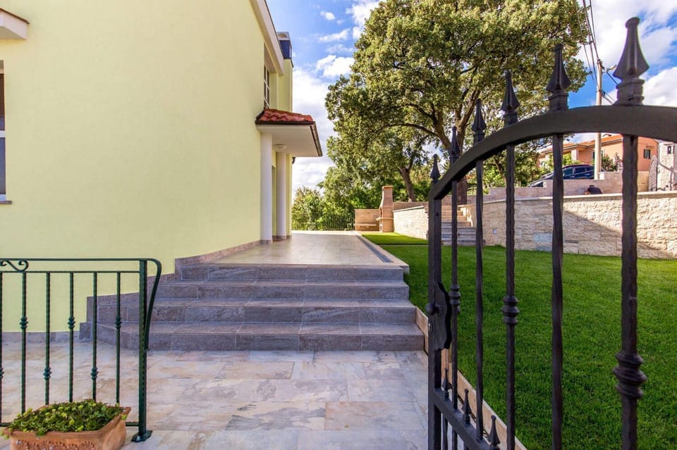Patio, Facade/entrance