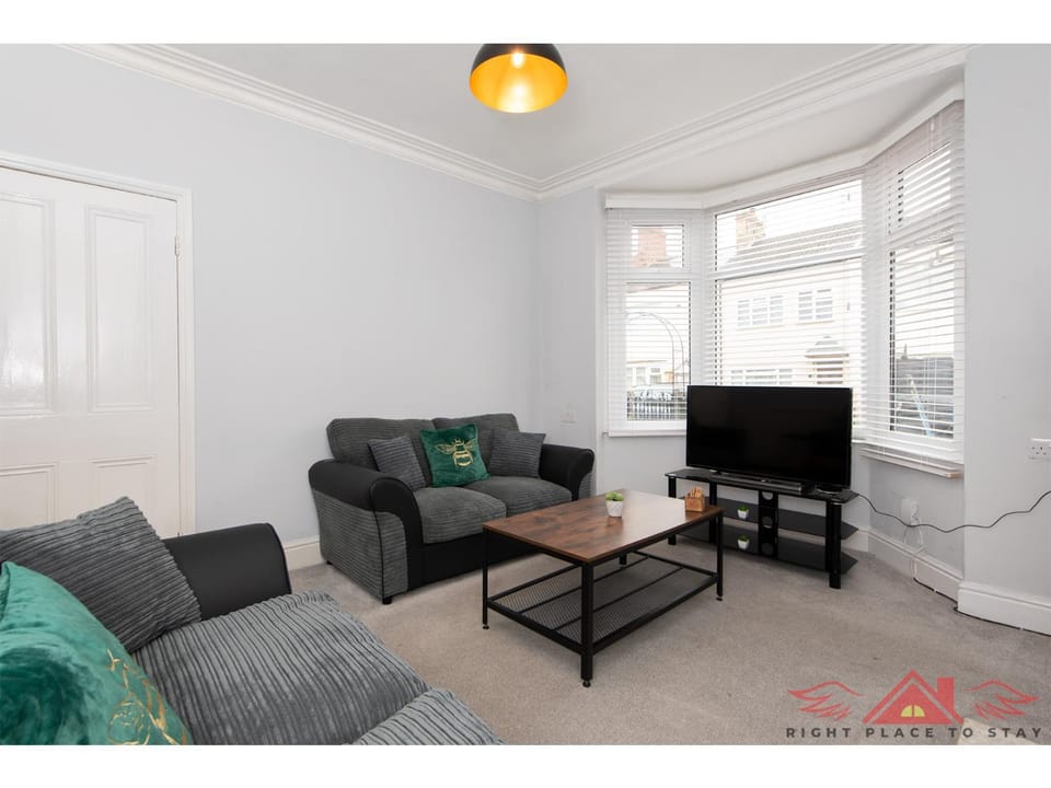 Communal lounge/ TV room, TV and multimedia, Living room, Seating area, Evening entertainment