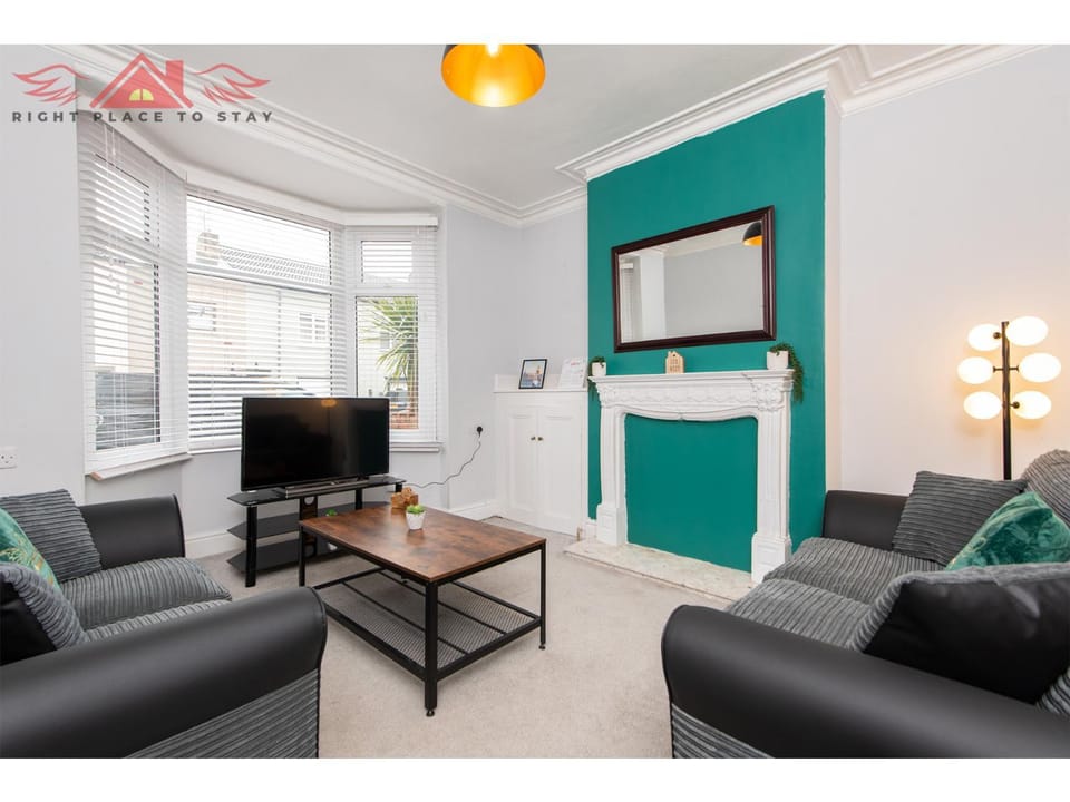 Communal lounge/ TV room, TV and multimedia, Living room, Seating area, Evening entertainment