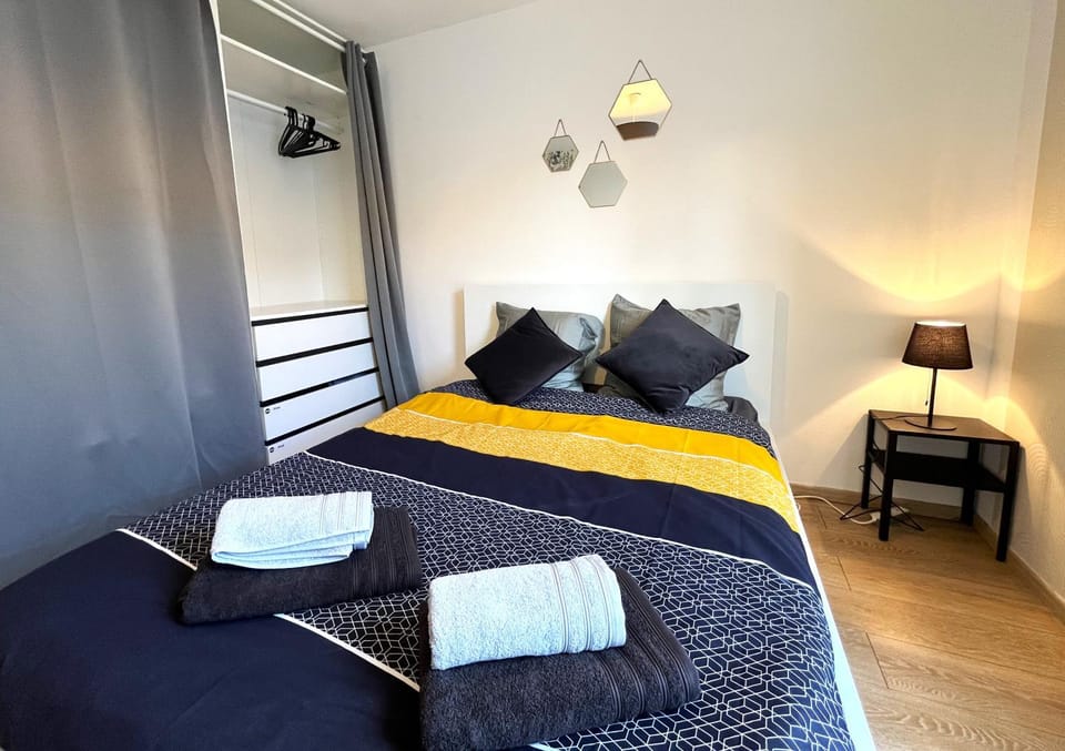 Bed, Photo of the whole room, Bedroom, towels