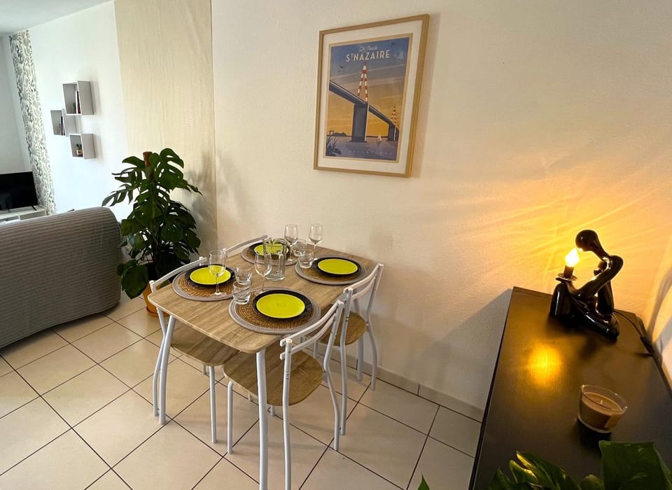 Living room, Food and drinks, Seating area, Dining area, Food