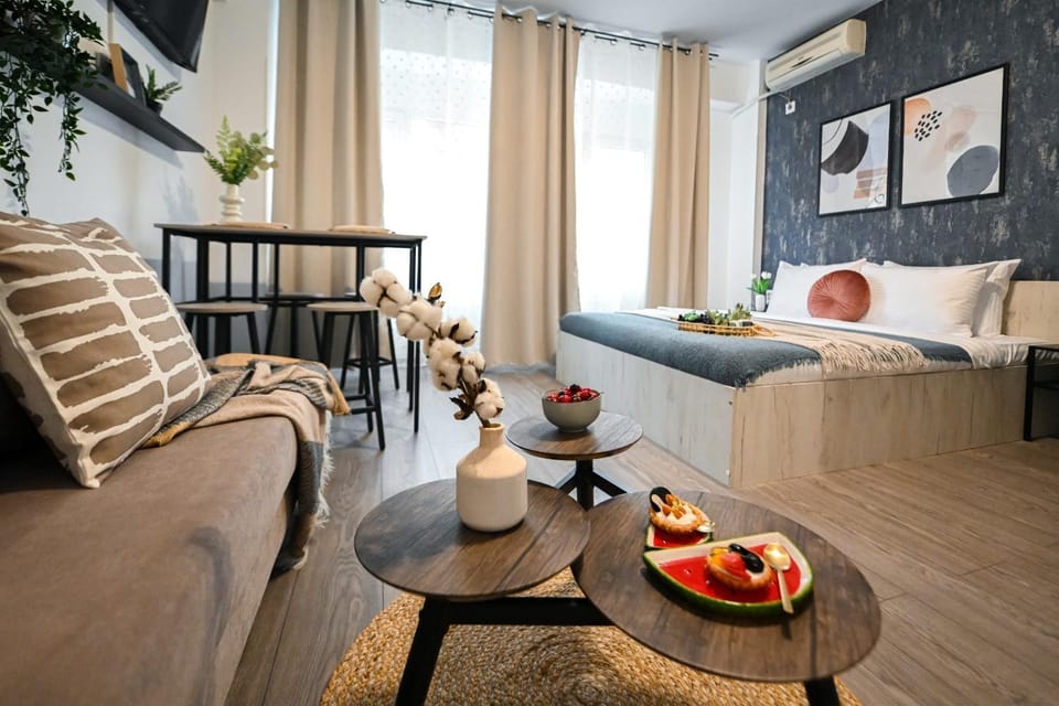 Bed, TV and multimedia, Decorative detail, Dining area, air conditioner