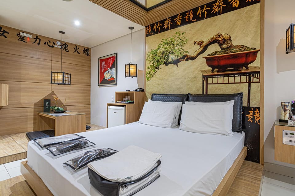 Bed, Photo of the whole room, Bedroom, oven, towels