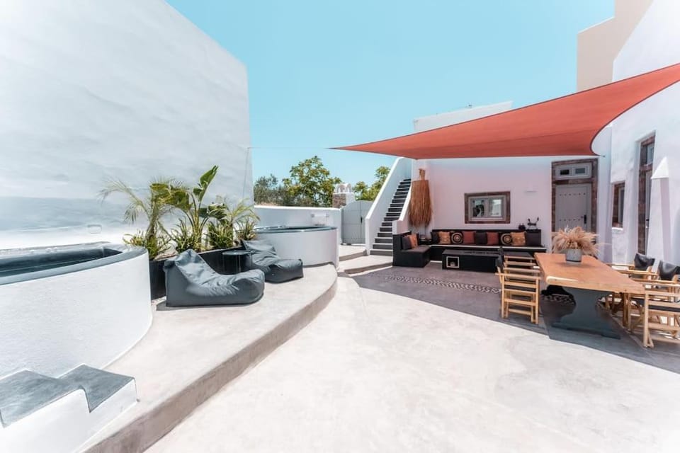 Cooper's Cave house with heated Jacuzzi Villa in Megalochori