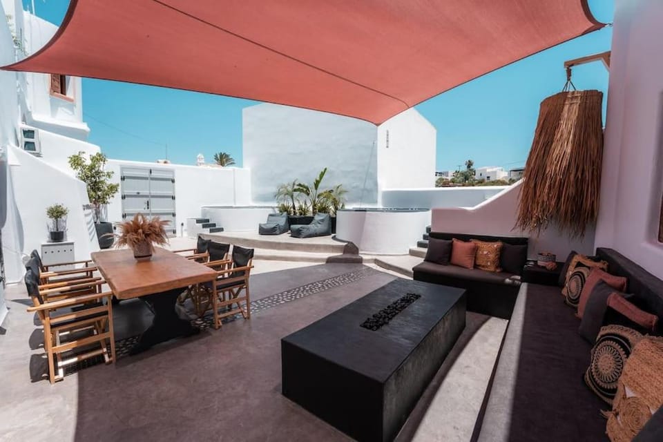 Cooper's Cave house with heated Jacuzzi Villa in Megalochori